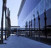 Exterior del m&oacute;dulo M5 de la terminal norte del aeropuerto del Prat